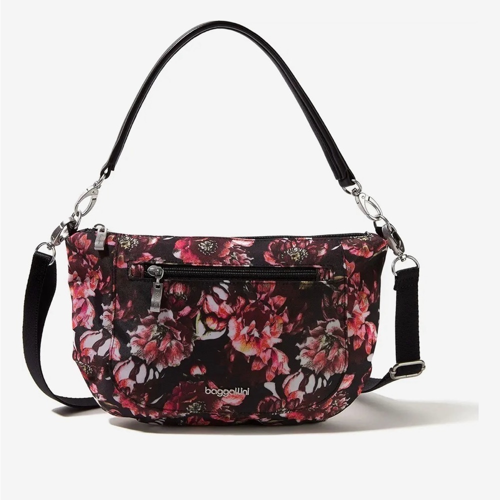 Baggallini
Modern Everywhere
Half Moon Crossbody